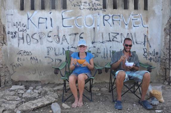 O Marco e a Tina saboreiam seu café da manhã na sombra do farol de Punta Gallinas, península de La Guajira, na Colômbia, ponto mais ao norte da América do Sul